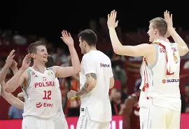 关于波兰客场失利葡萄牙，小组竞争落后一步的信息